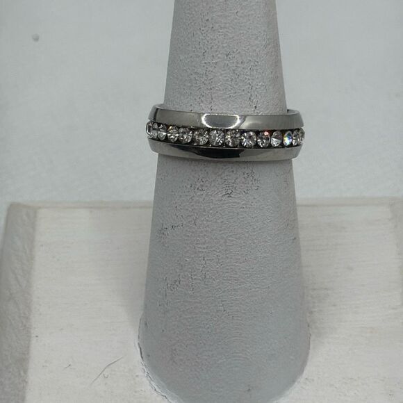 NWOT Size 7 Stainless steel with zircon eternity band - Picture 1 of 4